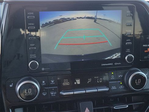 Used 2022 Toyota Highlander XLE image 11