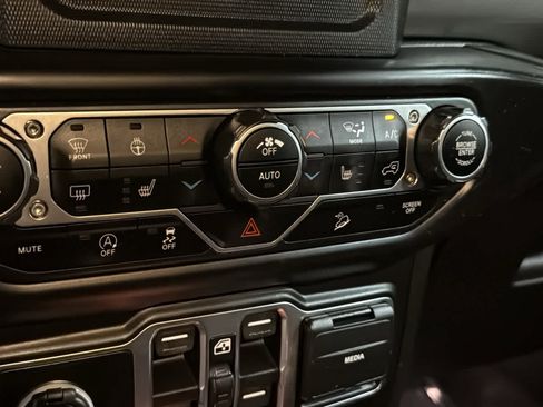 Used 2019 Jeep Wrangler Unlimited Sahara w/ Cold Weather Group AWD/4WD image 20