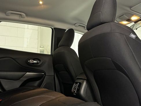 Used 2019 Jeep Cherokee Latitude w/ Popular Appearance Group image 6