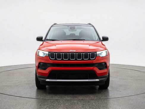 Used 2025 Jeep Compass Limited AWD/4WD image 2