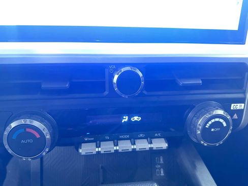 Used 2024 Toyota Tacoma TRD Off-Road image 27