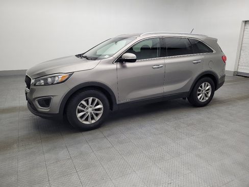 Used 2017 Kia Sorento LX image 2