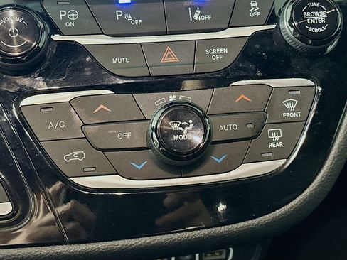 Used 2025 Chrysler Pacifica Select image 23