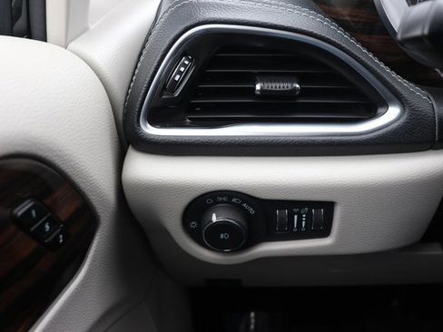 Used 2023 Chrysler Pacifica Limited image 24