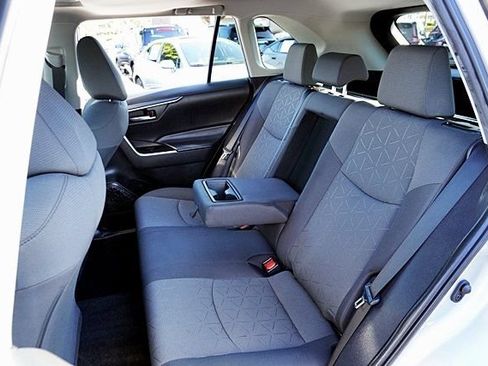 Used 2022 Toyota RAV4 XLE w/ Convenience Package FWD image 17