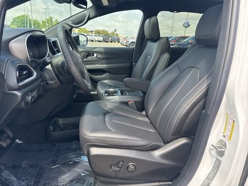 New 2027 Chrysler Pacifica Select w/ Family Tech Group AWD/4WD image 4