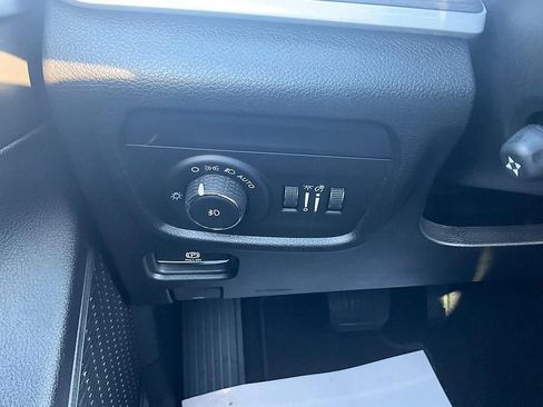 Used 2025 Jeep Grand Cherokee Limited w/ Luxury Tech Group II AWD/4WD image 16