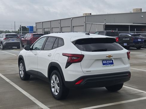 Used 2025 Chevrolet Trax LS FWD image 3