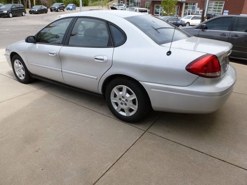 Used 2007 Ford Taurus SE FWD image 3