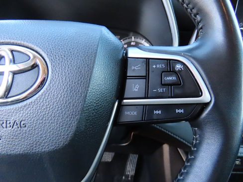 Used 2023 Toyota Highlander XLE image 34