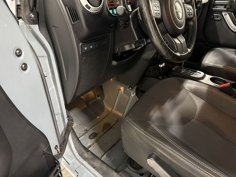 Used 2015 Jeep Wrangler Unlimited Rubicon w/ Connectivity Group AWD/4WD image 10