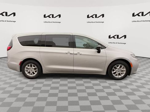 Used 2024 Chrysler Pacifica Touring-L FWD image 3