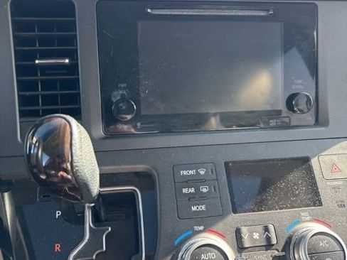 Used 2015 Toyota Sienna XLE w/ XLE Navigation Package image 18
