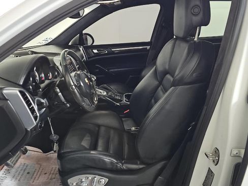 Used 2013 Porsche Cayenne Turbo image 7