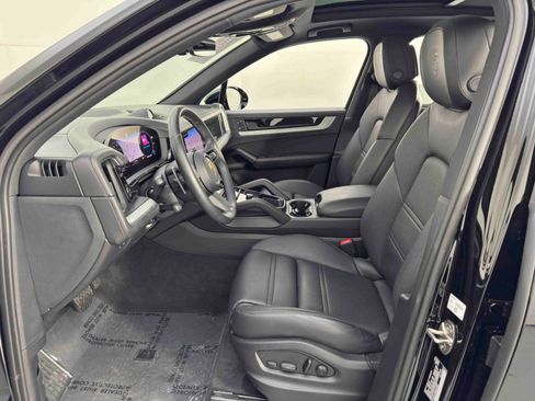 Used 2024 Porsche Cayenne w/ Premium Package image 17