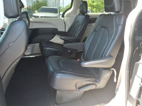 Used 2024 Chrysler Pacifica Touring-L FWD image 18