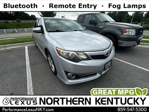 Used 2014 Toyota Camry SE FWD image 1