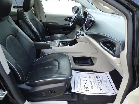 Used 2023 Chrysler Pacifica Limited image 47