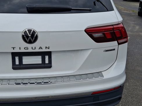 Used 2023 Volkswagen Tiguan SE AWD/4WD image 16