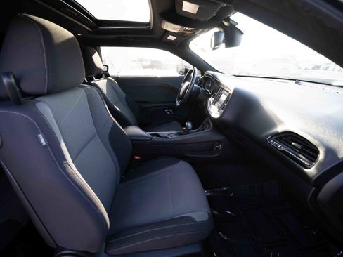 Used 2015 Dodge Challenger SXT image 25