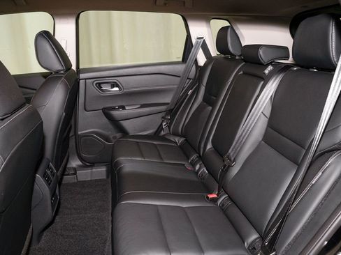 Certified 2025 Nissan Rogue SL FWD image 9