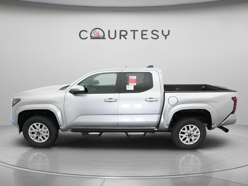 Certified 2026 Toyota Tacoma SR5 AWD/4WD image 5