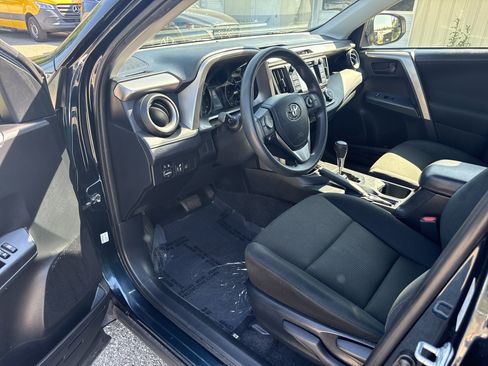 Used 2018 Toyota RAV4 LE FWD image 12