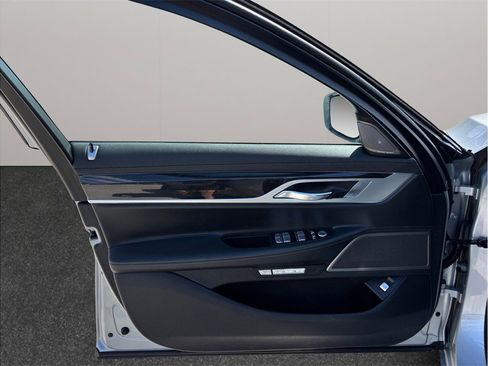 Used 2018 BMW 750i image 24