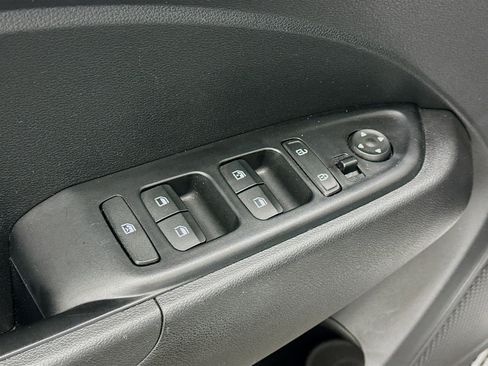 Used 2025 Hyundai Venue SEL FWD image 15
