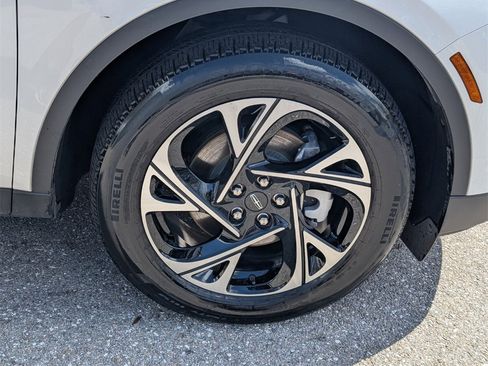 Used 2024 Lincoln Nautilus Premier image 17