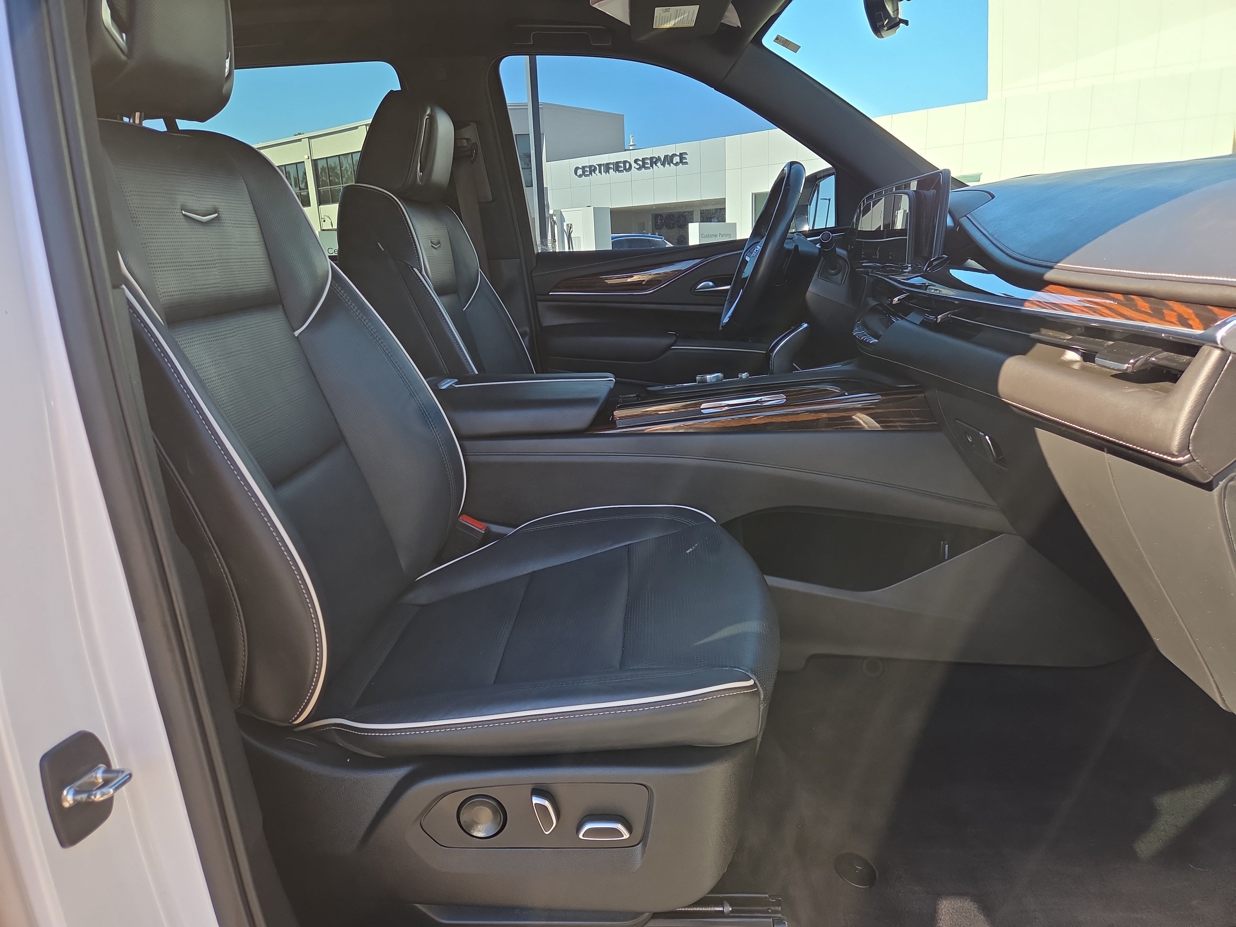 Used 2023 Cadillac Escalade Premium Luxury AWD/4WD image 16