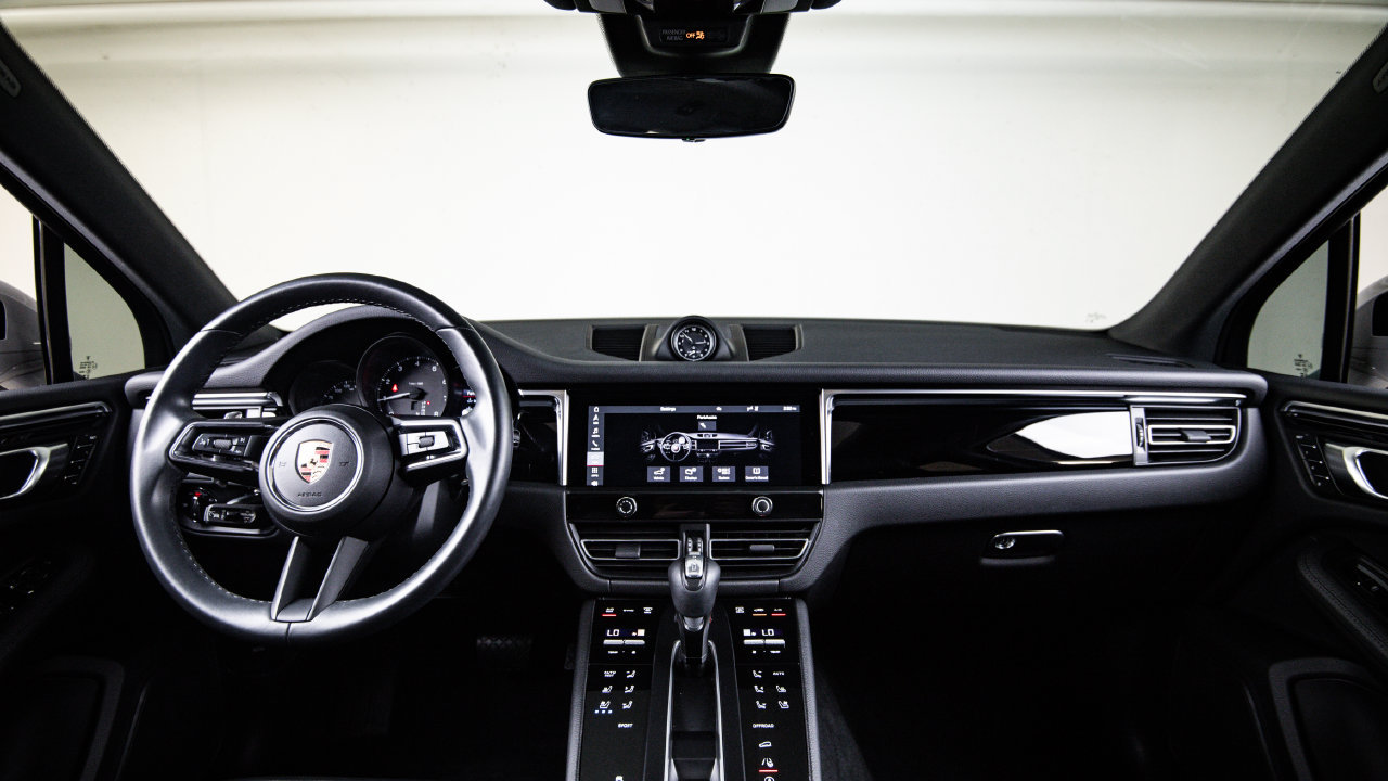 Certified 2023 Porsche Macan AWD/4WD image 25
