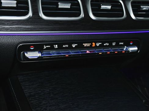 Used 2025 Mercedes-Benz GLS 450 4MATIC image 40