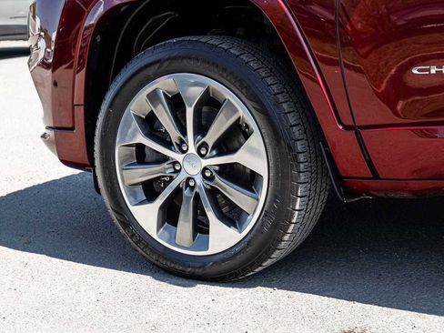 Used 2019 Jeep Cherokee Overland w/ Technology Group AWD/4WD image 7