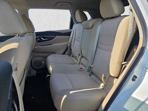 Used 2019 Nissan Rogue SV image 18