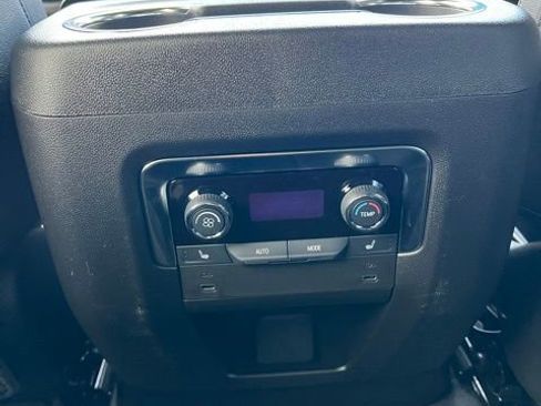 New 2025 Chevrolet Suburban Premier AWD/4WD image 28