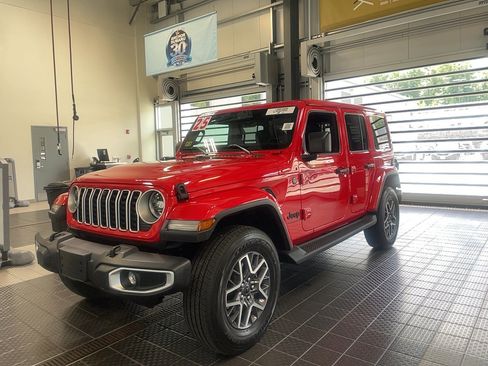 Used 2025 Jeep Wrangler Unlimited Sahara AWD/4WD image 4