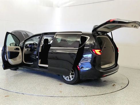 Used 2023 Chrysler Pacifica Touring-L FWD image 11