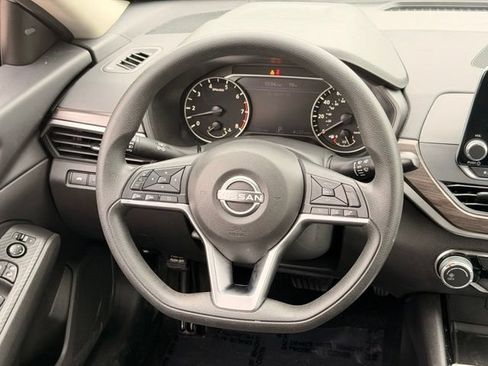 Used 2024 Nissan Altima 2.5 SV FWD image 17