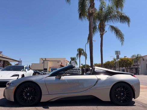 Used 2019 BMW i8 Roadster AWD/4WD image 2