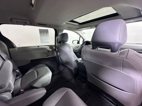 Used 2021 Toyota Sienna XLE image 13