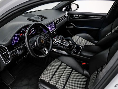 Used 2022 Porsche Cayenne Turbo image 2