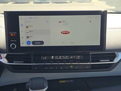 Used 2026 Toyota Sienna XLE FWD image 28