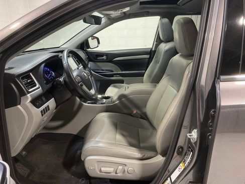 Used 2018 Toyota Highlander XLE image 2