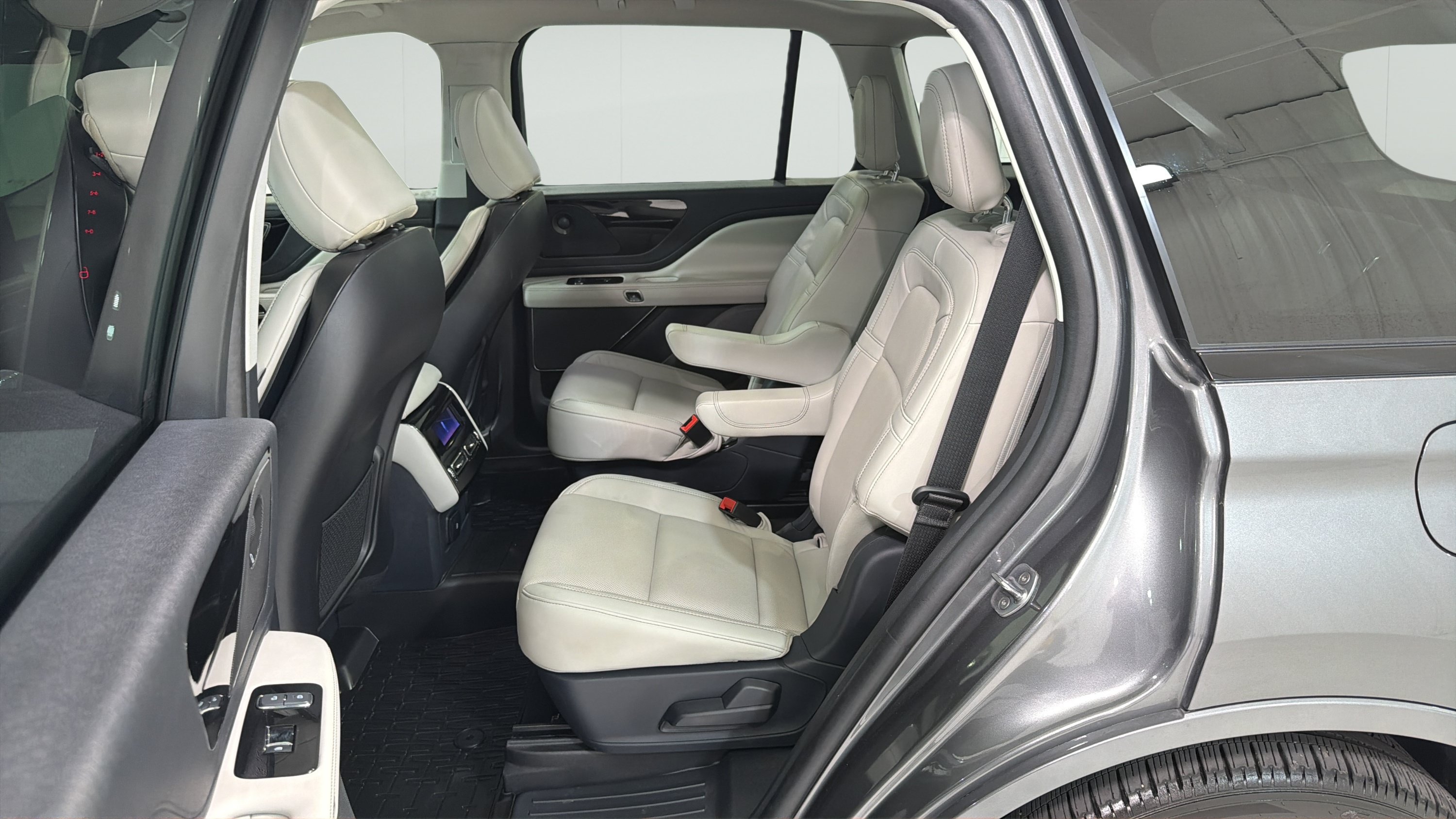 Used 2025 Lincoln Aviator Reserve w/ Jet Appearance Package RWD image 23