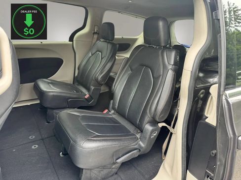 Used 2017 Chrysler Pacifica Touring-L FWD image 22
