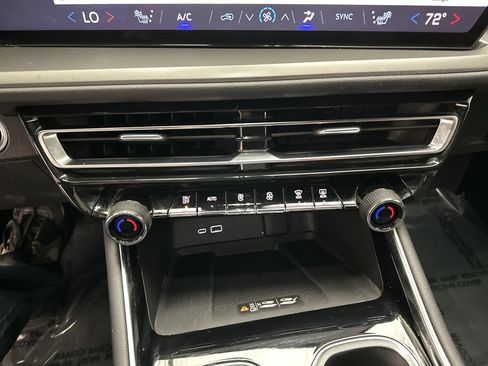 Used 2025 Chevrolet Traverse LT FWD image 36