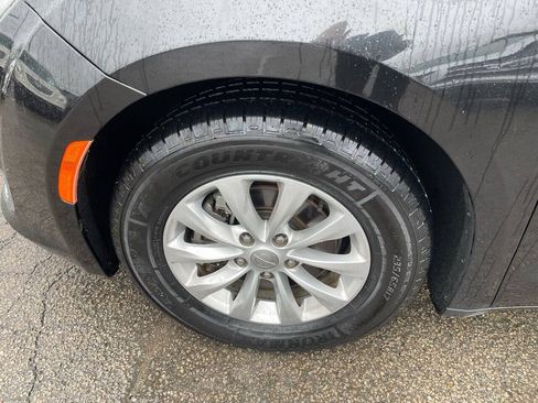 Used 2019 Chrysler Pacifica Touring-L FWD image 23