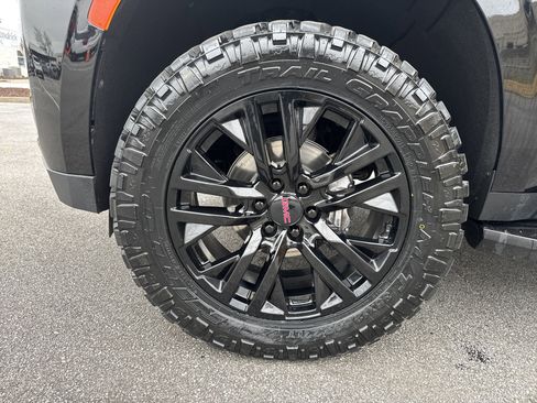 Used 2023 GMC Yukon SLT w/ SLT Premium Package image 13