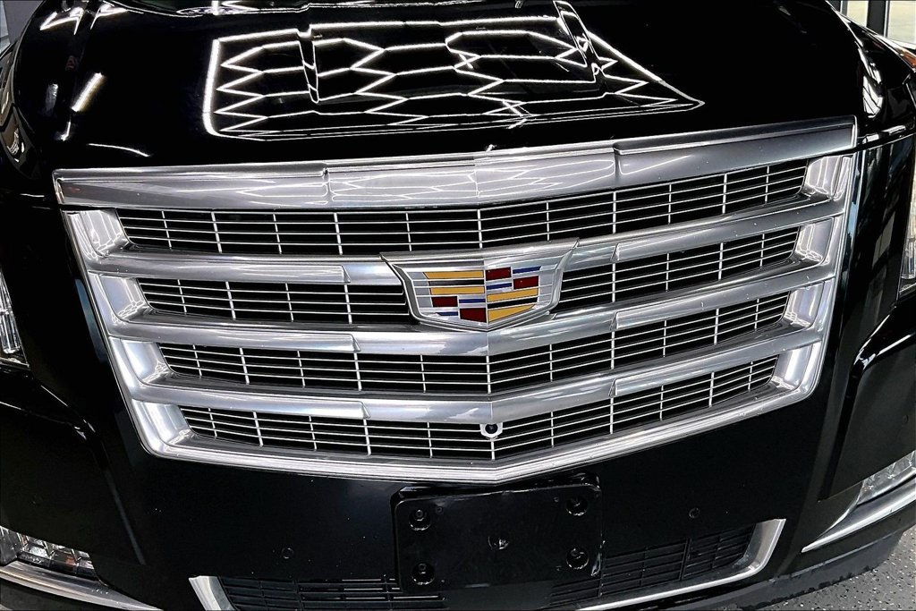 Used 2019 Cadillac Escalade Premium Luxury w/ LPO, Radiant Package AWD/4WD image 36